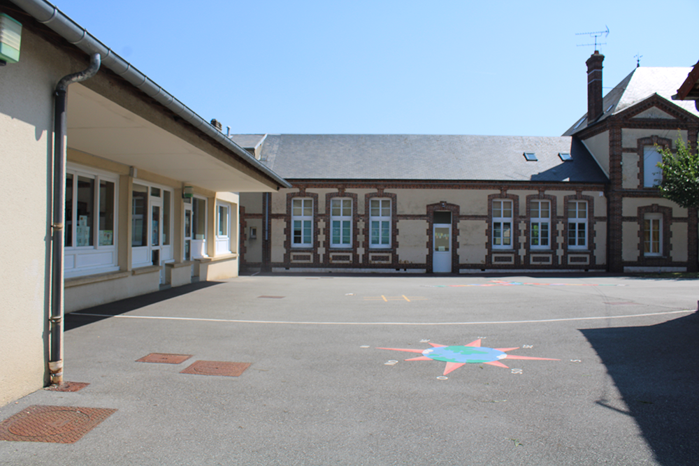 Cour de lecole de Damville