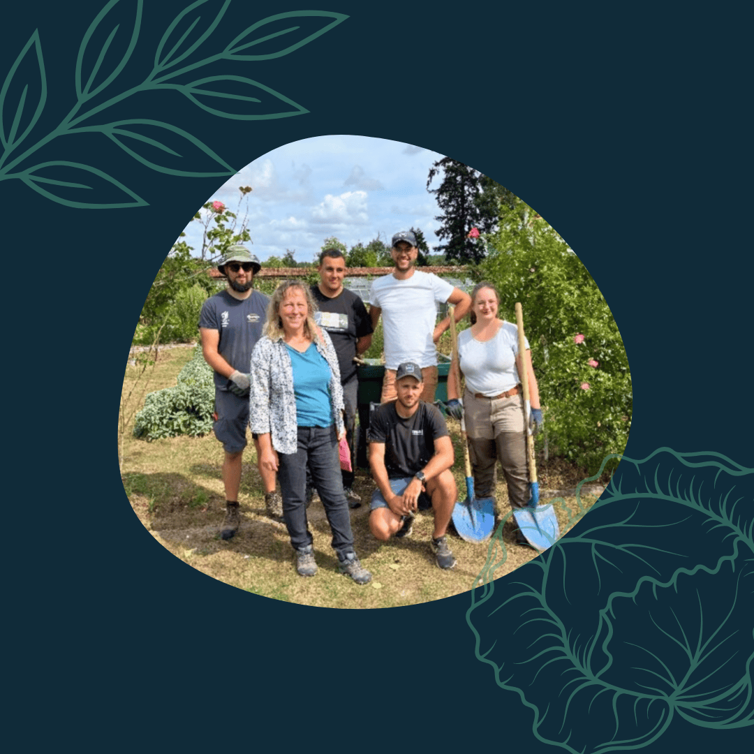 Photo de groupe de l'équipe du Crée dans le potager de Chambray
