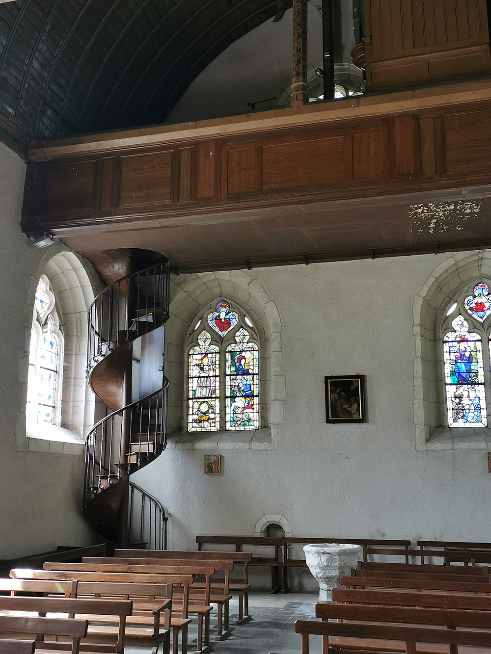 Vitraux et escalier orgue