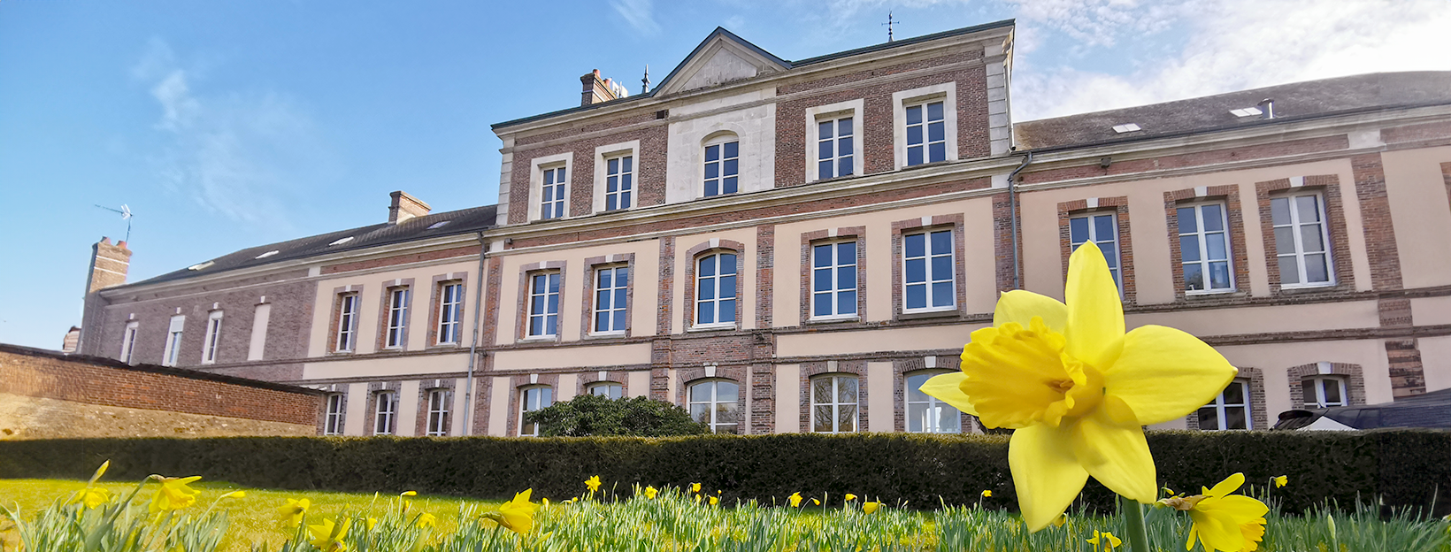 Vue de la Mairie de Mesnils-sur-Iton